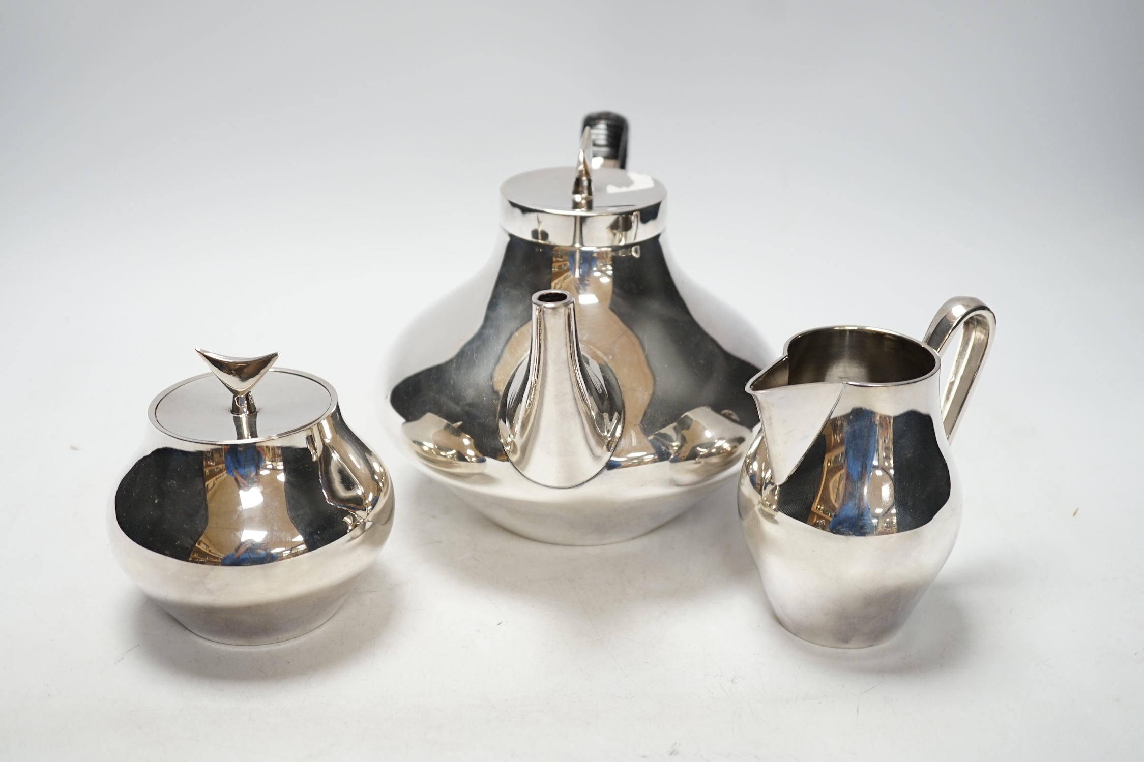 John Pritt for Reed & Barton, a plated three piece tea set, 15cm